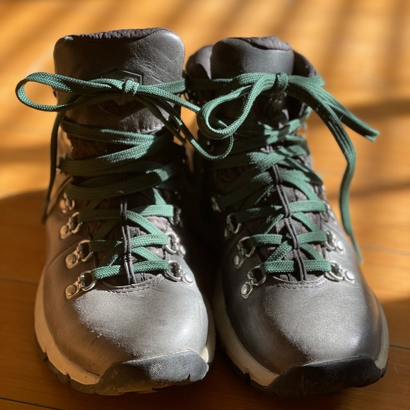 Gently used Danner mountain 600 in gray size 6 - Picture 3 of 5